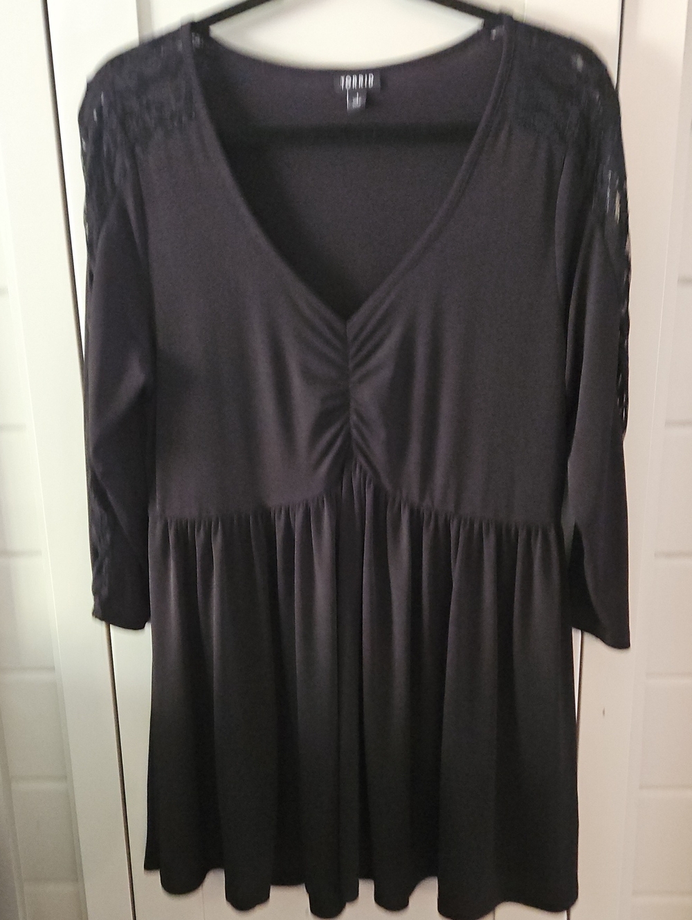 Torrid Black V‑neck Babydoll Tunic with Lace Shoulders Sz1X Ptp23 L32